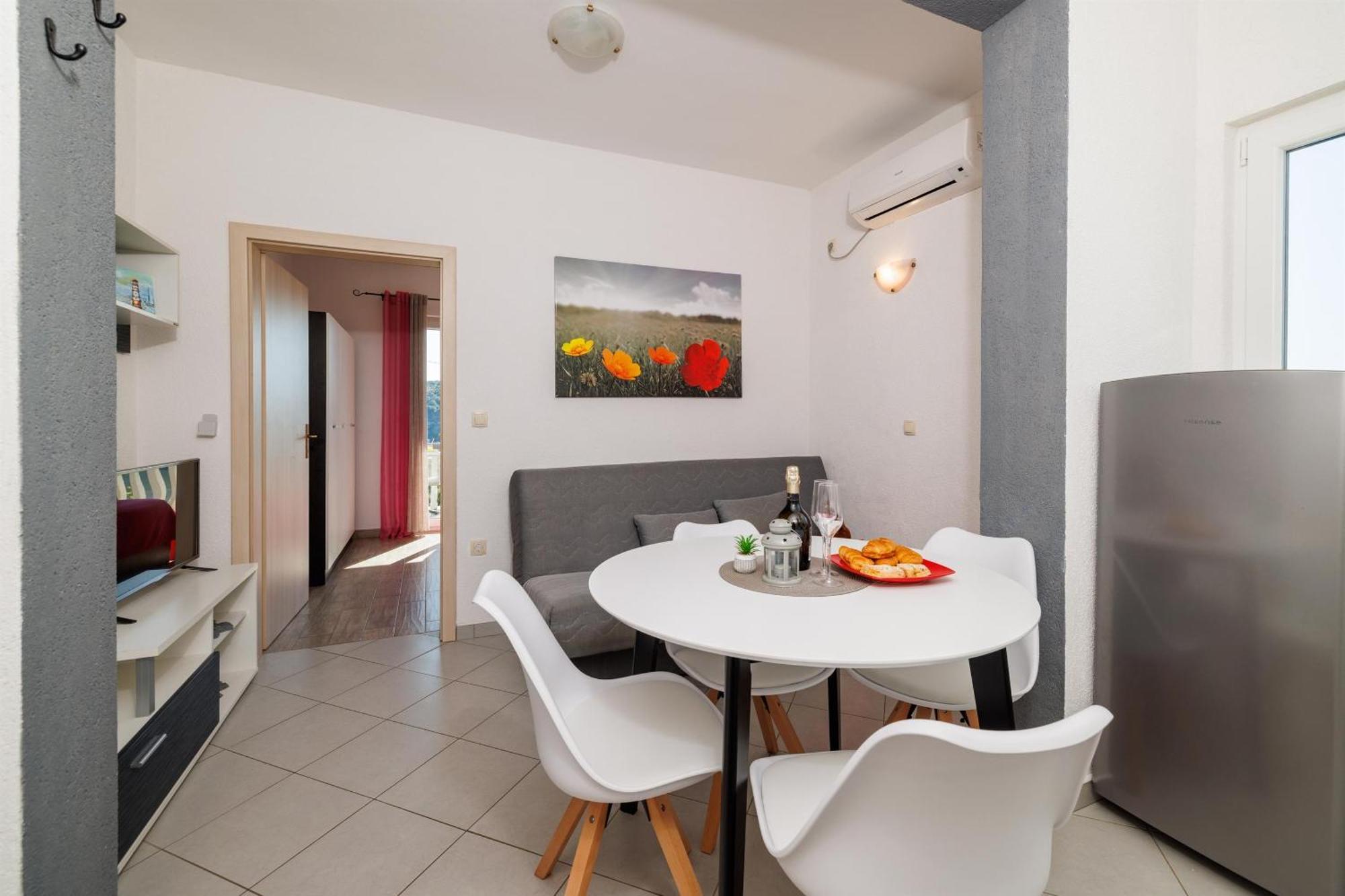 Klara Apartment *